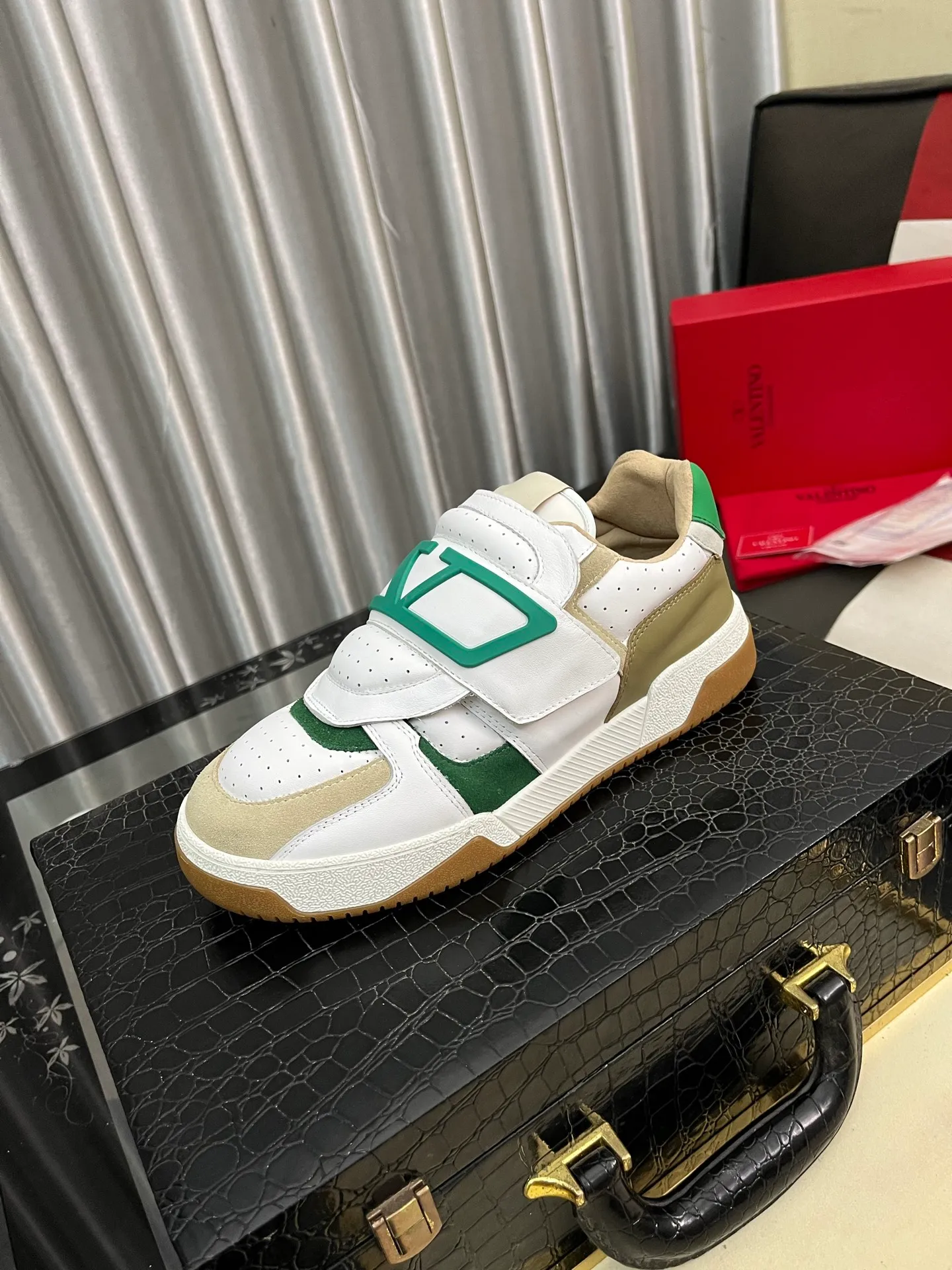 Men's shoes 💰540⌚️⌚️ VALENTINO Valentino's 2025 SS spring and summer new hot casual sports shoes, imported elastic cloth upper ➕The heel is Warren's exclusive rivet shape. The whole is very representative, the combination outsole is really easy to wear and very comfortable on the foot~, classic, comfortable and versatile! Size: 38-443️⃣Colors available